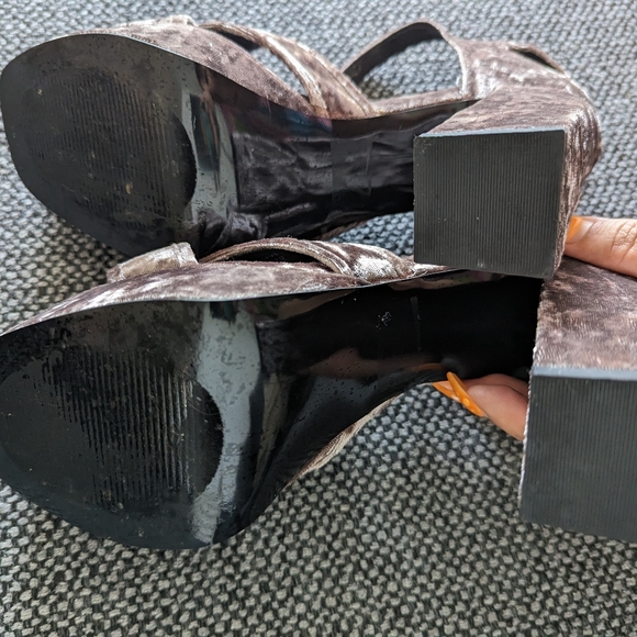 *NEW* Designer Lab (Lord&Taylor) Velvet Chunky Heels - Picture 3 of 3